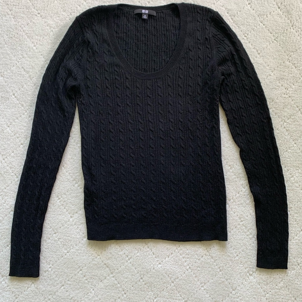 Uniqlo black cashmere blend long sleeve cable knit scoop neck sweater. Size XS.